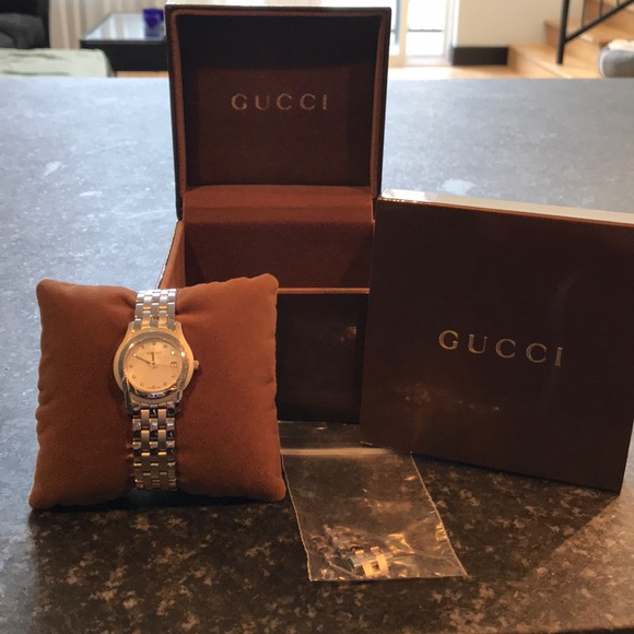 Women’s Gucci Mother of Pearl w/Diamonds Watch - Picture 3 of 7